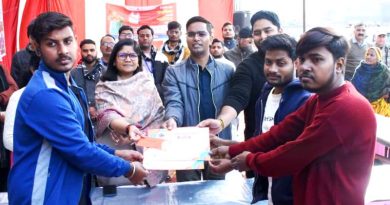 स्वच्छता की अलख जगाने छात्रों ने उकेरी कलाकृतियां, छात्रों को कलेक्टर ने दिए पुरस्कार