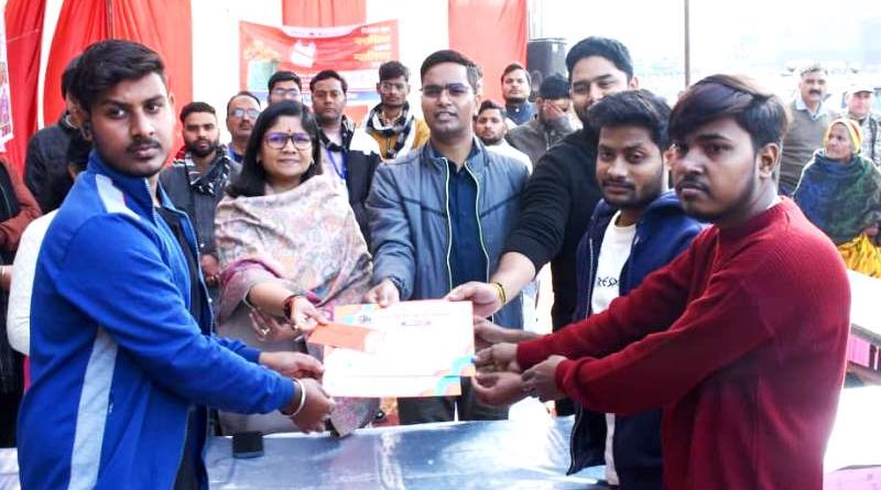 स्वच्छता की अलख जगाने छात्रों ने उकेरी कलाकृतियां, छात्रों को कलेक्टर ने दिए पुरस्कार