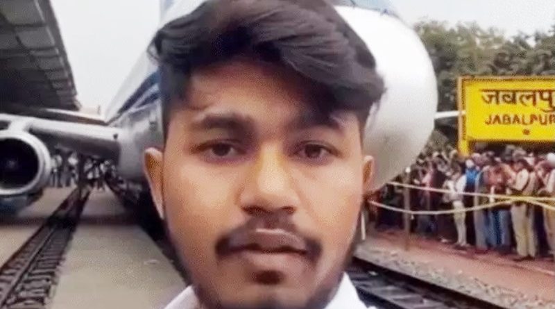 AI  से रेलवे स्टेशन पर हवाई जहाज की इमरजेंसी लैंडिंग, युवक की तलाश में जुटी पुलिस