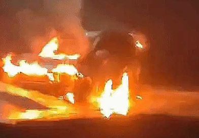 कार में लगी अचानक आग से मचा हड़कंप, रेत और मिट्टी से आग पर पाया काबू