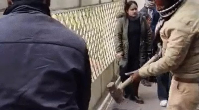 नगरनिगम कर्मियों ने जब जेयू के मुख्यद्वार को हथौड़े से तोड़ा, अतिक्रमण दस्ते ने जब्त की निर्माण सामग्री