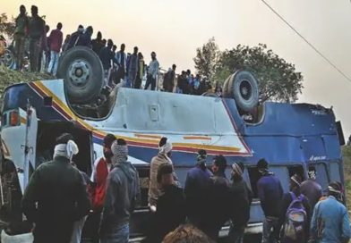 नशे में था ड्रायवर बेकाबू होकर बस पलटी, ढाबे पर पी थी शराब, खंती में गिरी बस, 20 घायल