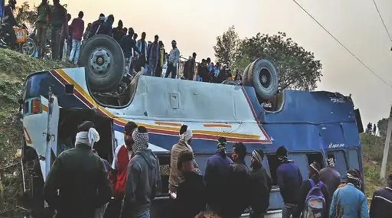 नशे में था ड्रायवर बेकाबू होकर बस पलटी, ढाबे पर पी थी शराब, खंती में गिरी बस, 20 घायल