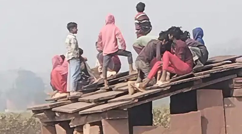 जंगल छोड़कर गांवों में घूम रही बाघिन MT-6, ग्रामीण जान बचाने छतों पर चढ़े