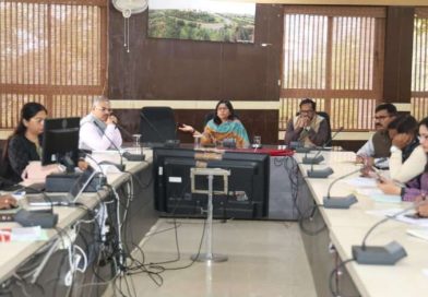 आउटसोर्स कर्मचारियों को समय पर मानदेय न मिलने पर सिविल सर्जन का रोका वेतन कलेक्टर हुईं सख्त