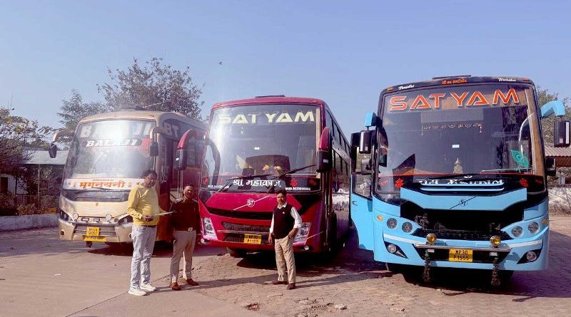 परिवहन विभाग की टीम ने 20 स्लीपर बसों की जाँच , 10 बसों से हटवाए केबिन के दरवाजे 