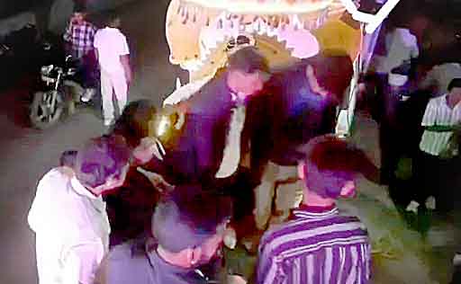 मुरैना में बारात में से 4 लाख रूपये भरा छीन कर भागे 2 बदमाश, ड्रौन कैमरे में कैद हुई घटना