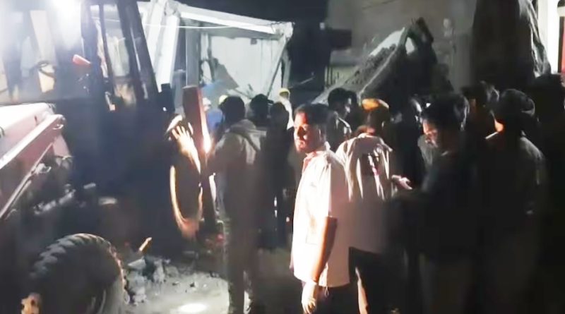 कोटा में भरभराकर गिरी बिल्डिंग के मलबे दबे र्बच्चों को बाहर निकाला, रेस्क्यू ऑपरेशन जारी