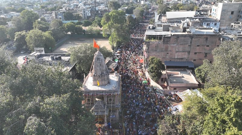 महाशिवरात्रि- शाम 6 बजे पहुंची शिव बारात, श्रद्धालुओं ने वितरित किया फलाहार, पुलिस और एबीवीपी कार्यकर्त्ता के बीच हुई नोंकझोंक