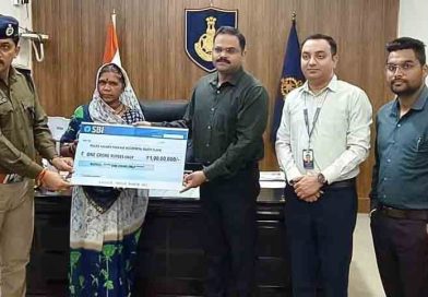 स्व. आरक्षक के परिजनों को 1 करोड़ रूपए की दुर्घटना बीमा राशि का भुगतान