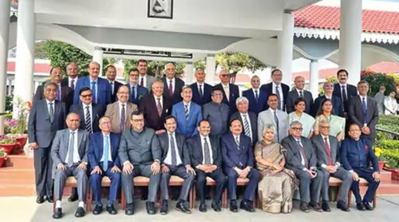 न्यायपालिका की सबसे ताकतवर तस्वीर सबसे अगली पंक्ति में सीजेआई जस्टिस सूर्यकांत और एनजेए के डायरेक्टर जस्टिस अनिरूद्ध बोस, साथ में सुप्रीम कोर्ट के 8 वरिष्ठ न्यायाधीशगण। दूसरी व तीसरी पंक्ति में देश की 25 हाईकोर्ट के चीफ जस्टिस। इनमें मप्र के चीफ जस्टिस संजीव सचदेपवा, तीसरी पंक्ति में दाये से दूसरे नम्बर पर।