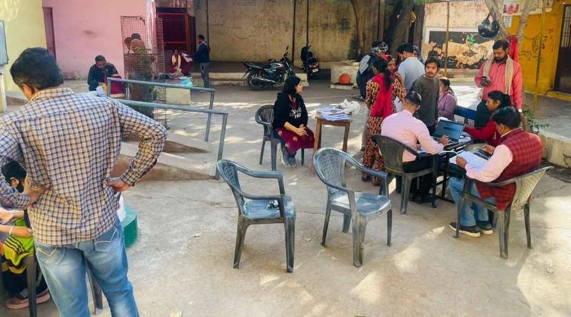 बीएलओ ने घर-घर पहुंचकर की नोटिसों की तामील 