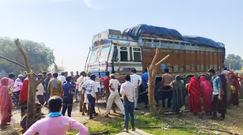 ट्रक के नीचे फंसे युवक सिर धड़ से अलग, युवक का टायर में फंसने से 25 मीटर तक घसीटा, चालक को ग्रामीणों ने दबोचा
