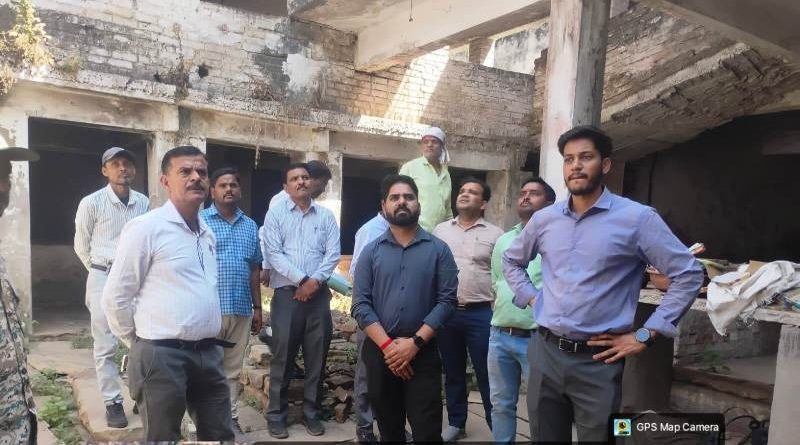 निगम के राजस्व अमले की कार्रवाई, राजस्व जमा न करने पर 10 दुकानों पर की गई तालाबंदी