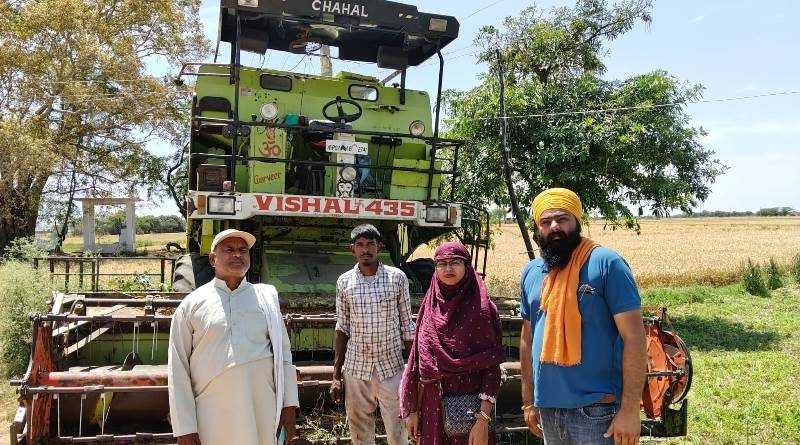 अधिकारी गाँव-गाँव जाकर किसानों व हार्वेस्टर मालिकों को कर रहे हैं जागरूक 