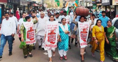केंद्र की भाजपा मोदी सरकार द्वारा रसोई गैस की कीमतों में मूल्य वृद्धि के विरोध में महिला कांग्रेस का प्रदर्शन