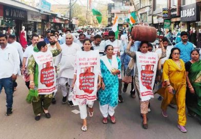 केंद्र की भाजपा मोदी सरकार द्वारा रसोई गैस की कीमतों में मूल्य वृद्धि के विरोध में महिला कांग्रेस का प्रदर्शन