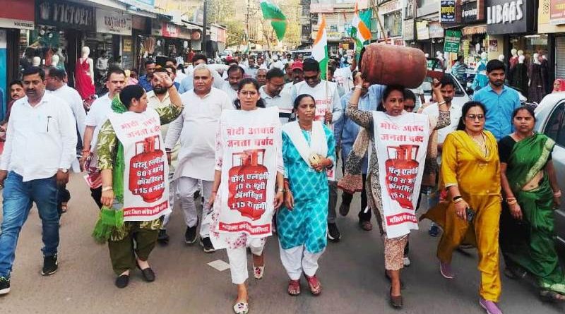 केंद्र की भाजपा मोदी सरकार द्वारा रसोई गैस की कीमतों में मूल्य वृद्धि के विरोध में महिला कांग्रेस का प्रदर्शन