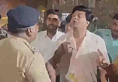 युवक कांग्रेस जिलाध्यक्ष और टीआई के बीच हुई तीखी नोंकझोंक, किससे बात कर रहे हैं पहले परिचय लीजिये, मैं जिलाध्यक्ष हूं प्रदर्शन खत्म करने को लेकर हुई नोंकझोंक