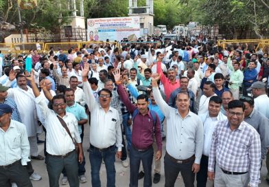 शिक्षक पात्रता परीक्षा (TET) के विरोध में शिक्षकों ने किया प्रदर्शन, राज्यपाल और सीएम के नाम सौंपा ज्ञापन