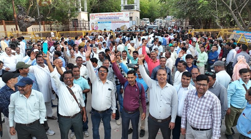 शिक्षक पात्रता परीक्षा (TET) के विरोध में शिक्षकों ने किया प्रदर्शन, राज्यपाल और सीएम के नाम सौंपा ज्ञापन