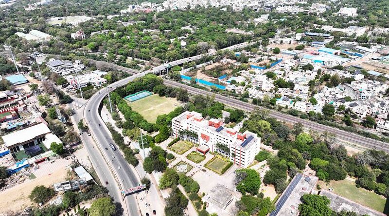 2 विभागों के बीच फंसी एजी ऑफिस से विवेकी फैक्ट्री तक जाने वाली सड़क