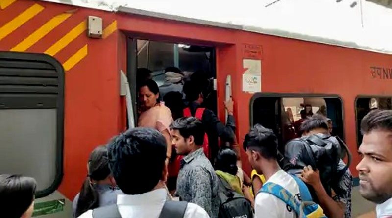 ग्वालियर रेलवे स्टेशन-बस स्टैंड पर त्योहारी भीड़ ,मनमाना किराया वसूल रहे बस ऑपरेटर