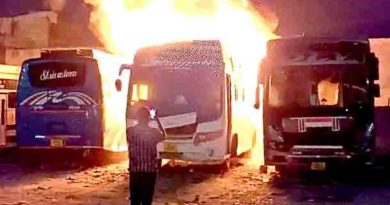 पार्किंग में खड़ी 3 बसें जलकर हुई राख, आग बुझाने में लगी 50 फायर ब्रिगेड