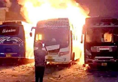 पार्किंग में खड़ी 3 बसें जलकर हुई राख, आग बुझाने में लगी 50 फायर ब्रिगेड