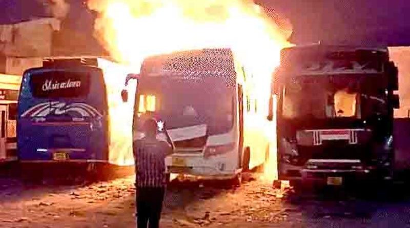 पार्किंग में खड़ी 3 बसें जलकर हुई राख, आग बुझाने में लगी 50 फायर ब्रिगेड