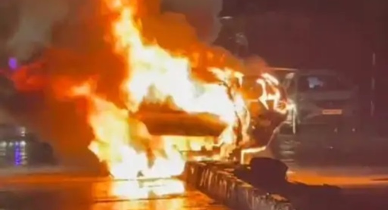 जलती कार 3 युवकों ने कूदकर बचाई जान, देखते-देखते जलकर राख हो गयी स्विफ्ट कार