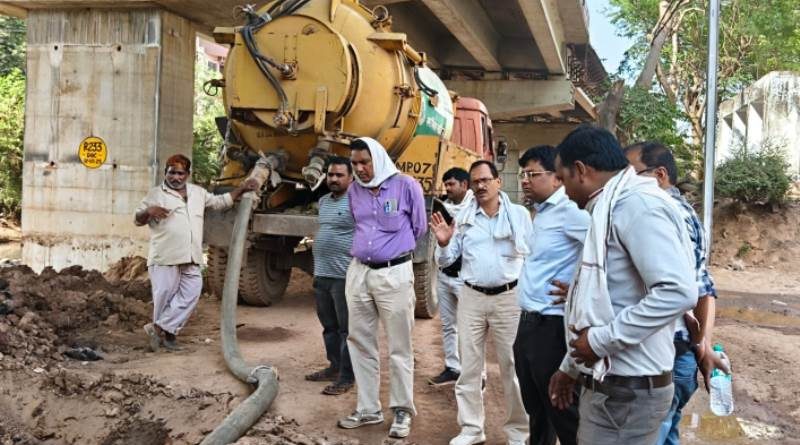 स्वर्ण रेखा में सीवर संधारण एवं मिट्टी हटाने का कार्य तेजी के साथ प्रारंभ 