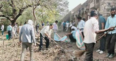 स्वच्छता पखवाड़ा- ग्वालियर किला में के अधिकारियों एवं कर्मचारियों ने मिलकर परिसर में साफ-सफाई की