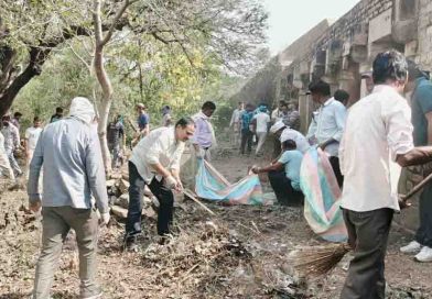 स्वच्छता पखवाड़ा- ग्वालियर किला में के अधिकारियों एवं कर्मचारियों ने मिलकर परिसर में साफ-सफाई की