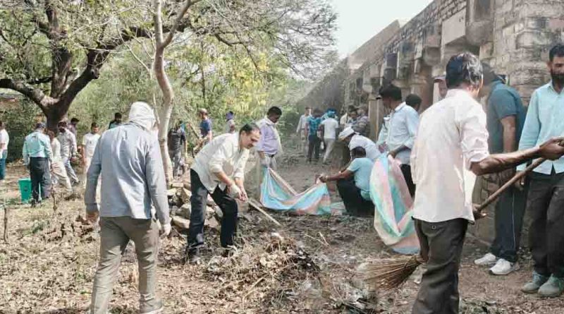 स्वच्छता पखवाड़ा- ग्वालियर किला में के अधिकारियों एवं कर्मचारियों ने मिलकर परिसर में साफ-सफाई की