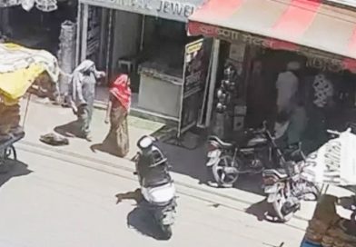 मुरार के सदरबाजार से 22 लाख की ज्वेलरी गायब, कार से गिरा पाउच 2 महिलायें उठाकर ले गयी