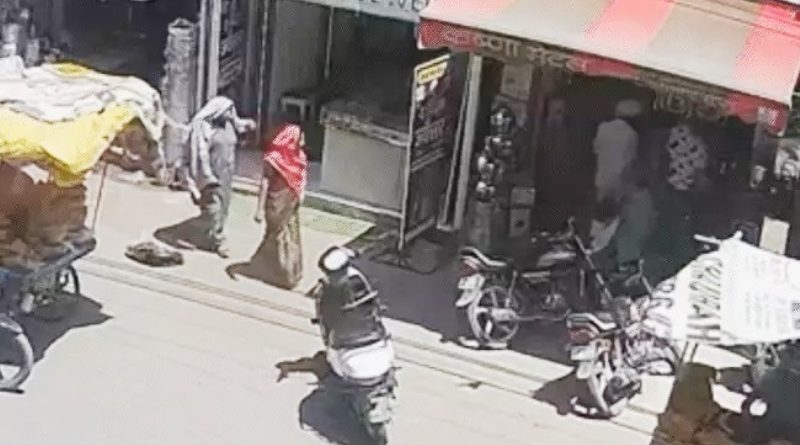 मुरार के सदरबाजार से 22 लाख की ज्वेलरी गायब, कार से गिरा पाउच 2 महिलायें उठाकर ले गयी