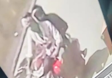 दिनदहाड़े  10 तोला सोने की ज्वेलरी भरा बैग छीनकर भागे बदमाश, घटना CCTV में घटना हुई कैद, भाई ही निकला लूट का मास्टरमाइंड