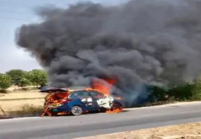 कार में भड़की आग से डॉक्टर सहित 3 लोगों ने कूंदकर बचाई जान, एक वर्ष पूर्व खरीदी की थाी कार