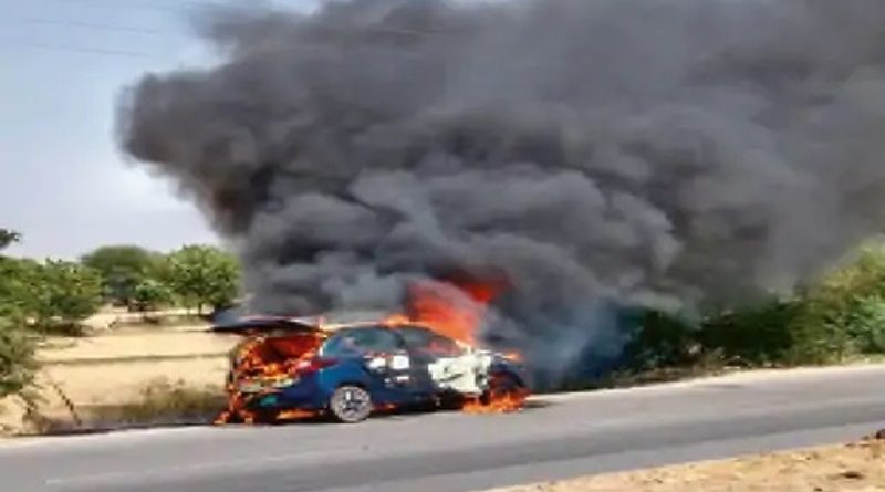 कार में भड़की आग से डॉक्टर सहित 3 लोगों ने कूंदकर बचाई जान, एक वर्ष पूर्व खरीदी की थाी कार