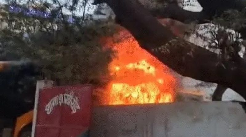 ग्वालियर-झांसी हाईवे पर बस का टायर फटने से लगी आग, यात्रियों ने कांच तोडकर खिडकी से कूदकर जान बचाई