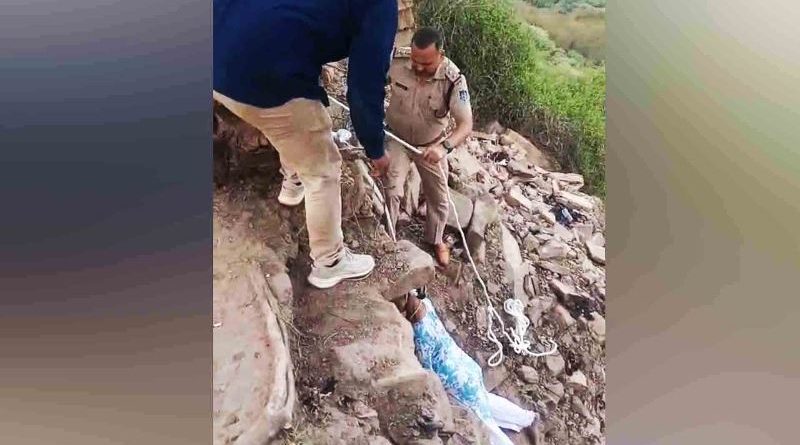 किले की तलहटी में पेड से लटका मिला महिला का शव, पुलिस जांच में जुटी