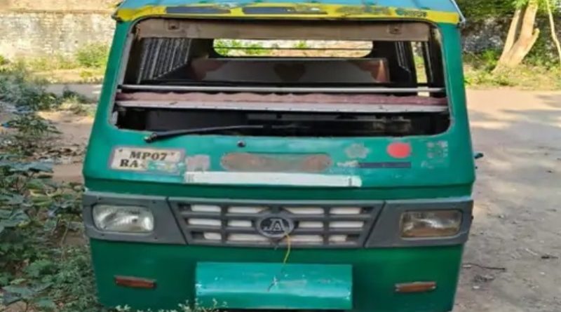 कबाड़ी को ऑटो बेचने से पहले पुलिस ऑटो सहित आरोपी को दबोचा