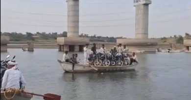 जान जोखिम में डालकर सिंध नदी पार कर रहे हैं ग्वालियर और दतिया के निवासी, नाव से बाइकें ढोई जा रहे