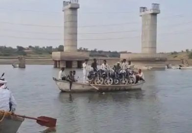 जान जोखिम में डालकर सिंध नदी पार कर रहे हैं ग्वालियर और दतिया के निवासी, नाव से बाइकें ढोई जा रहे