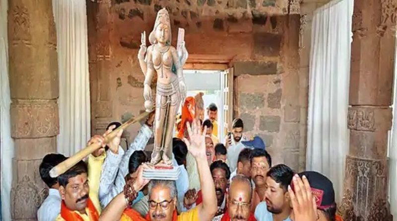 भोजशाला के गर्भगृह में 6.27 बजे पर विराजी मां वाग्देवी, दिन भर हवन और अनुष्ठान चला