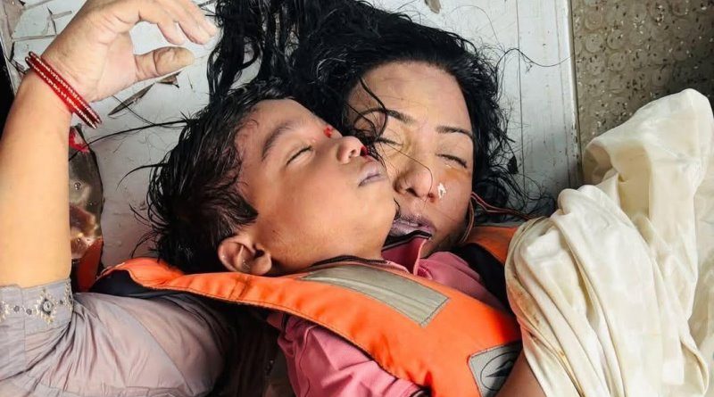 हृदय विदारक तस्वीर- मां 4 वर्षीय बेटे को छाती से चिपकाये मिली मां तो आंखे नम होना तो स्वाभाविक है, पीएम ने भी दुःख जताया