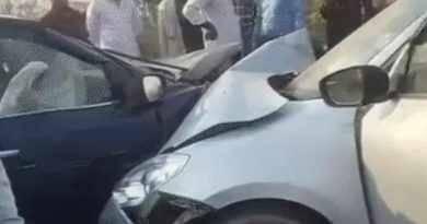 दो कारों की आमने-सामने टक्कर से बम्पर क्षतिग्रस्त, महिलायें और बच्चे घायल