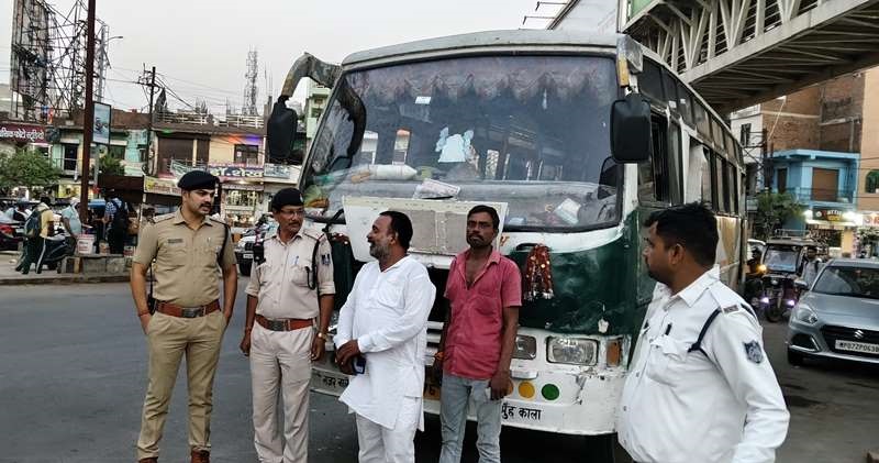 यातायात पुलिस चलाकर बसों के खिलाफ की गई कार्यवाही