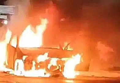 चलती कार में एनएच-44 पर लगी आग, धुआं उठते देख सुरक्षित बाहर निकले युवक